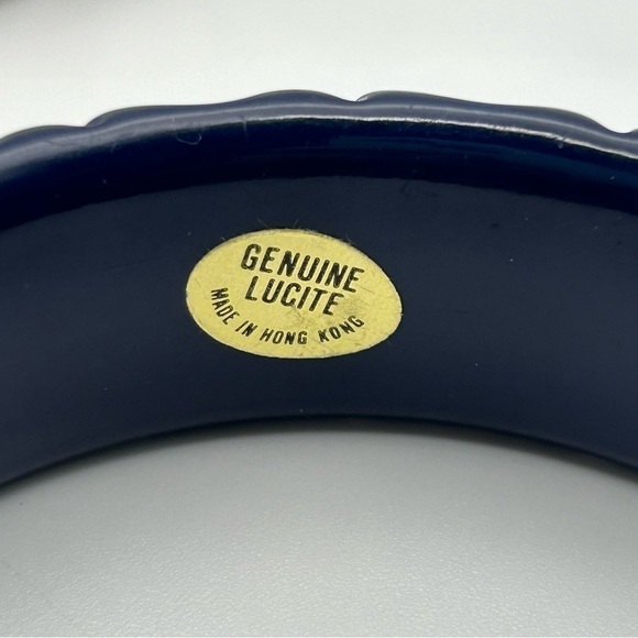 Set of 2 Vintage Genuine Lucite Wide Wavy Textured White and Navy Blue Bangles - Picture 6 of 7